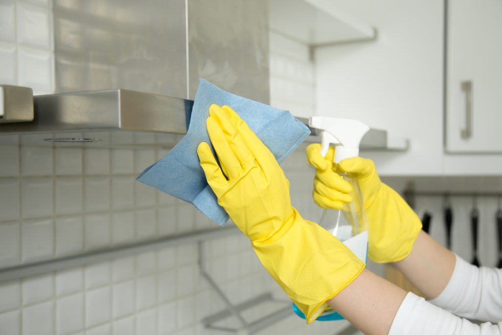 de frituurpan schoonmaken 