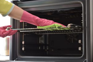 Makkelijke manieren om je oven goed schoon te maken