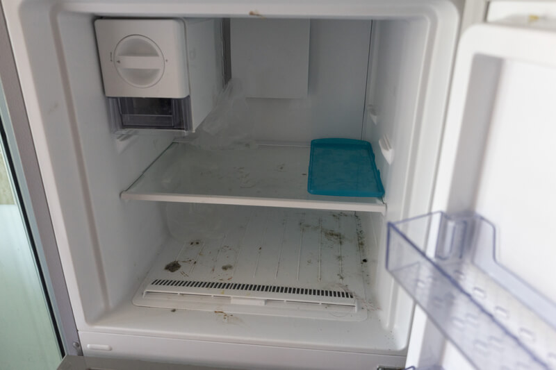 een koelkast zowel van binnen als van buiten schoon te maken