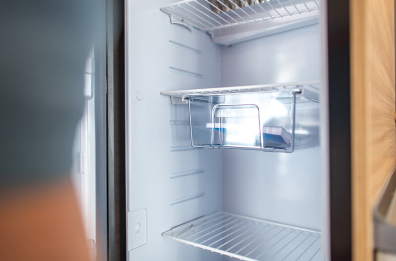 Hoe een koelkast zowel van binnen als van buiten schoon te maken